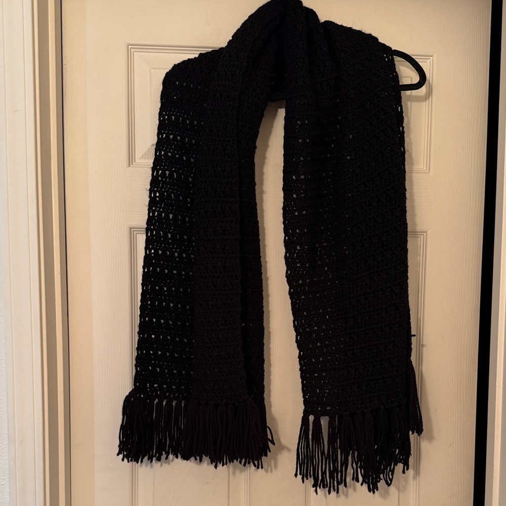 Black chunky handmade crochet Scarf wrap 20” x 32.5” long EUC with 4” fringe